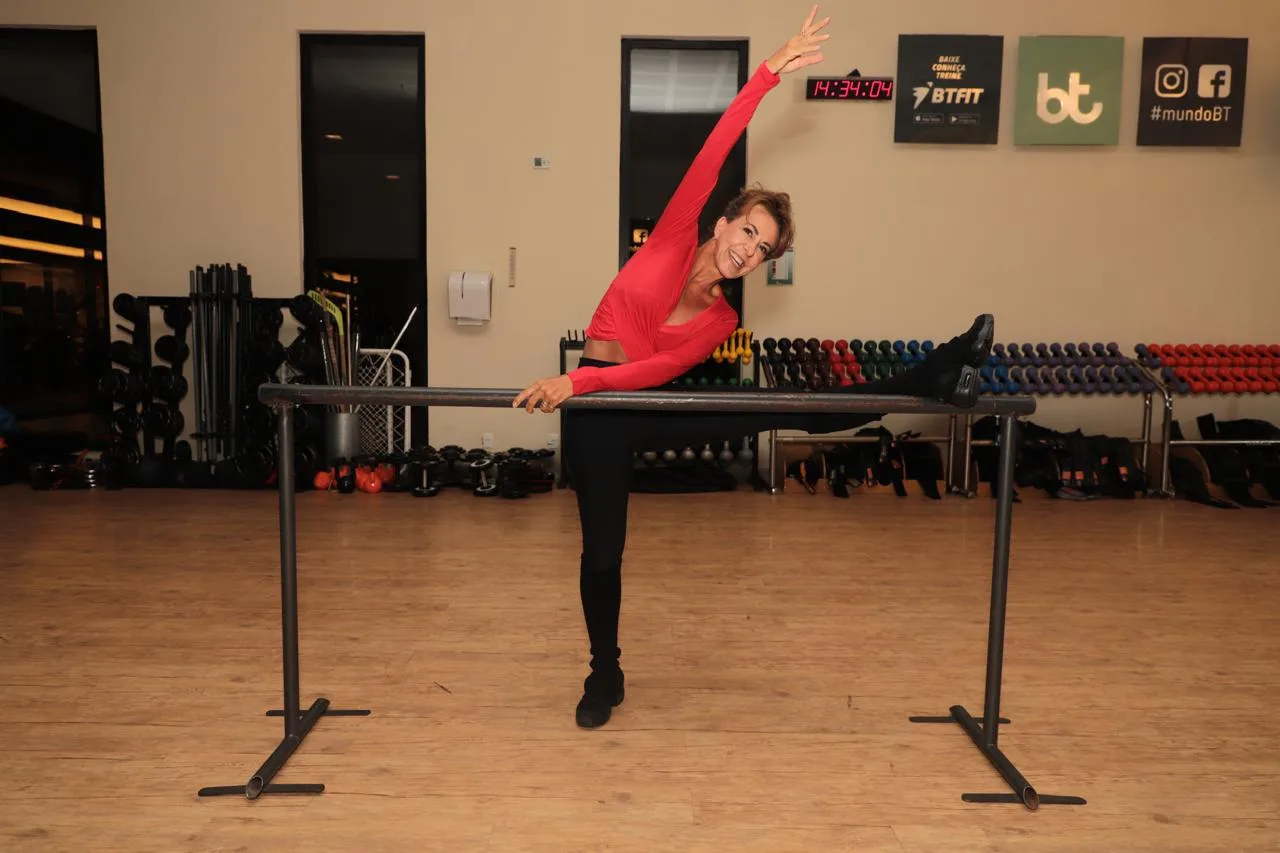 Regina Calil na barra, em sala de dança
